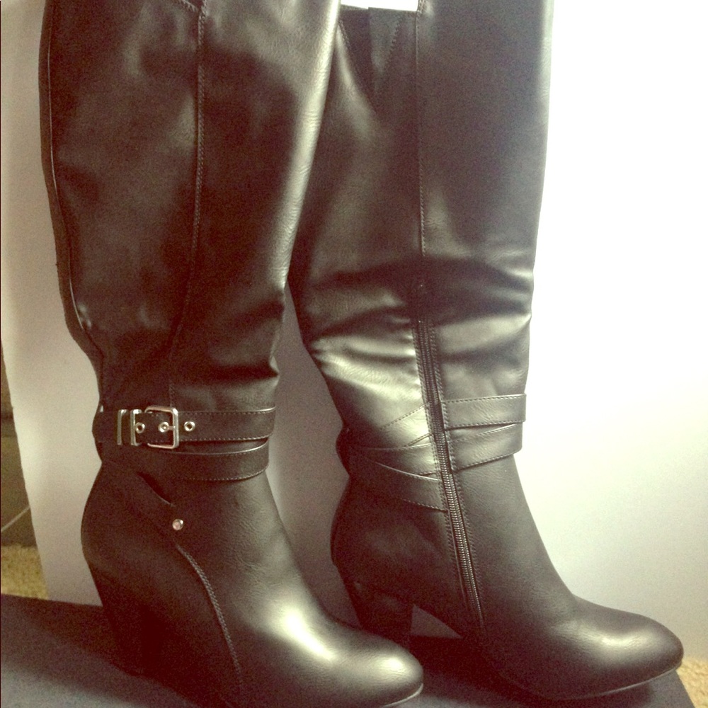 Knee cut heeled boots